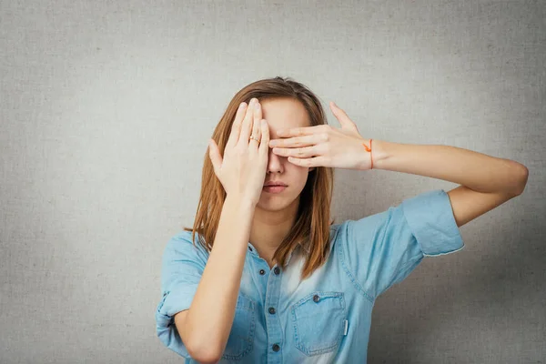 Mujer Cubre Cara Aislado Sobre Fondo Gris —  Fotos de Stock