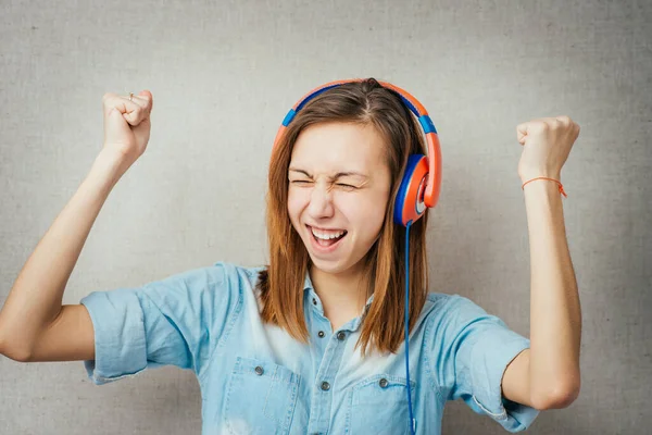 Een Vrouw Die Naar Gebaren Luistert Een Muzykuv Hoofdtelefoon Geïsoleerd — Stockfoto