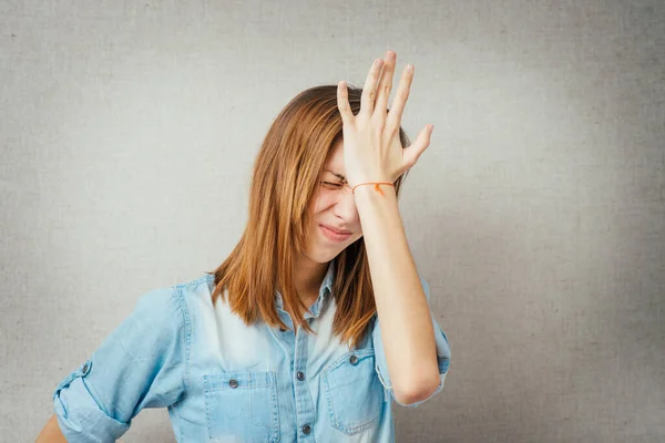 Frau Aufgebracht Traurig Schlechte Nachrichten Isoliert Auf Grauem Hintergrund — Stockfoto