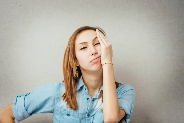 Mujer Molesta Triste Malas Noticias Aislado Sobre Fondo Gris — Foto de Stock