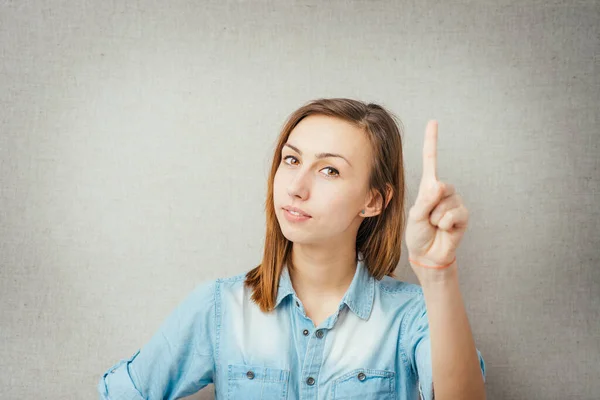 Frau Idee Über Etwas Nachdenken Isoliert Auf Grauem Hintergrund — Stockfoto