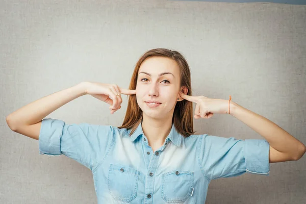 Gesto Mujer Cubriendo Sus Oídos Con Sus Manos Aislado Sobre —  Fotos de Stock