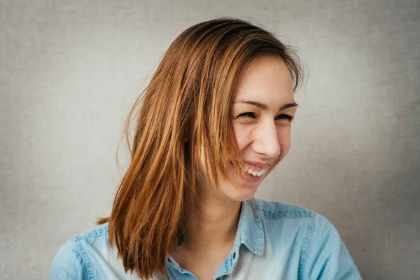 Mujer Riendo Aislado Sobre Fondo Gris — Foto de Stock