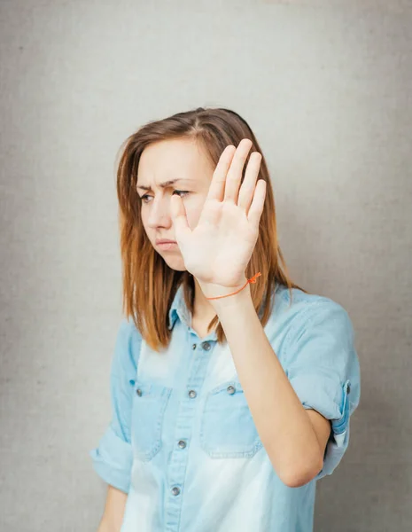 Retrato Cerca Una Joven Mujer Molesta Con Mala Actitud Dando — Foto de Stock