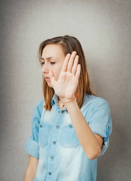 Retrato Cerca Una Joven Mujer Molesta Con Mala Actitud Dando — Foto de Stock