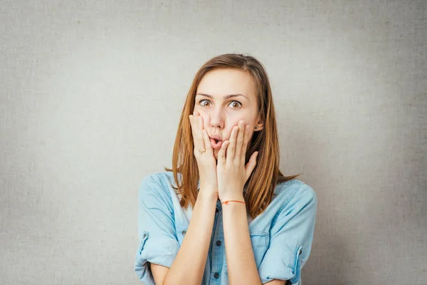 Helles Bild Der Frau Mit Ausdruck Der Überraschung — Stockfoto