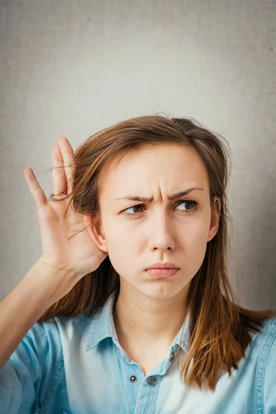 Joven Mujer Escuchando Chica Gesto Difícil Escuchar — Foto de Stock