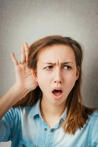 Joven Mujer Escuchando Chica Gesto Difícil Escuchar — Foto de Stock