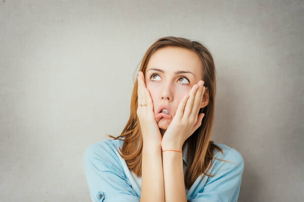 Яркая картина женщины с выражением удивления
