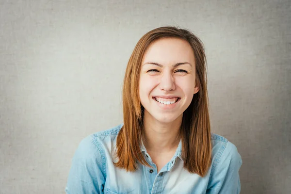 Portret Van Een Mooie Jonge Vrouw — Stockfoto