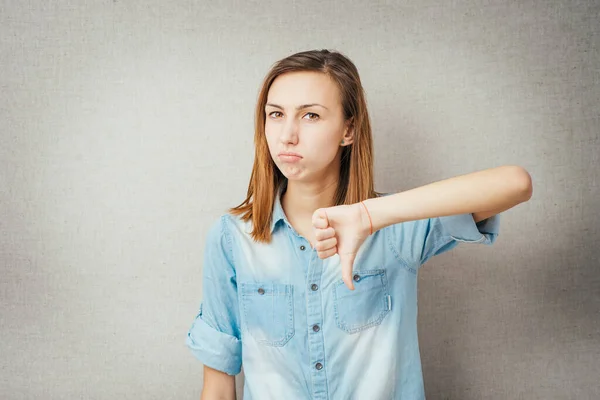 Trendy Giovane Donna Guardando Triste Con Pollice Verso Basso — Foto Stock