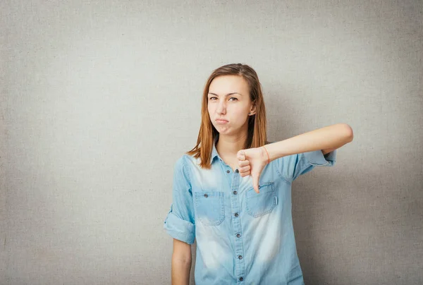 Trendy Jonge Vrouw Kijken Verdrietig Met Duim Naar Beneden — Stockfoto