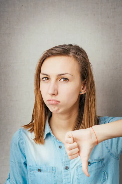 Trendy Jonge Vrouw Kijken Verdrietig Met Duim Naar Beneden — Stockfoto