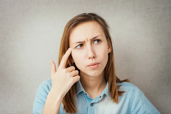 Meisje Dacht Een Vinger Naar Haar Lippen — Stockfoto