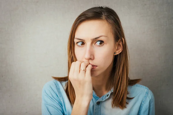 Chica Está Pasando Muerde Las Uñas — Foto de Stock