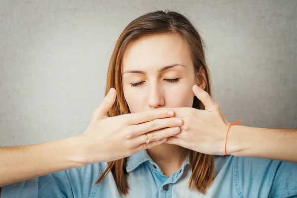 Fille Avec Les Yeux Fermés Bouche Ferme Les Mains — Photo