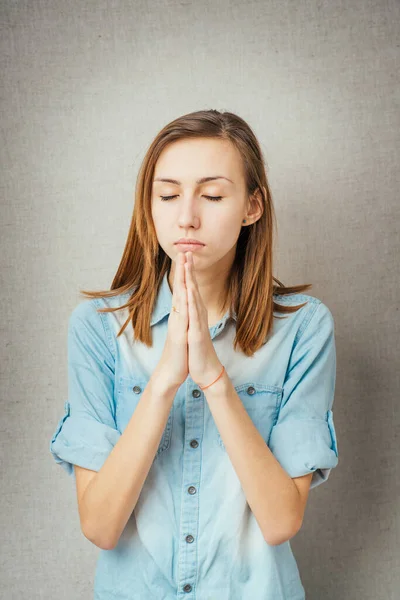 Κορίτσι Προσεύχεται Μάτια Κλειστά — Φωτογραφία Αρχείου