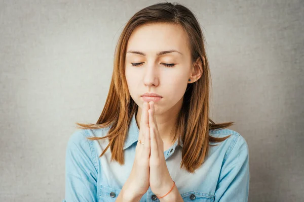 Κορίτσι Προσεύχεται Μάτια Κλειστά — Φωτογραφία Αρχείου