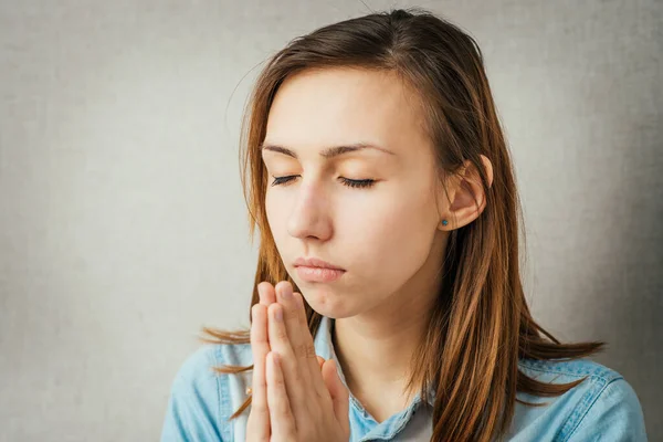 Gadis Berdoa Dengan Mata Tertutup — Stok Foto
