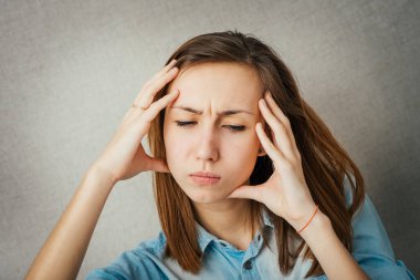 Kızın başı ağrıyor.