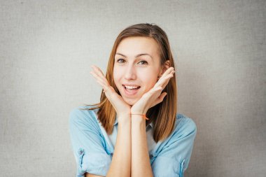 Fotoğraf stüdyosunda hayranlık duyan bir kız.