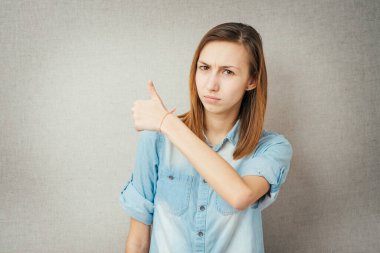 Başparmak gösteren bir kız