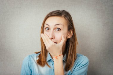 Genç, korkmuş kadın ağzını kapatıyor. Tatlı kız utanıyor.