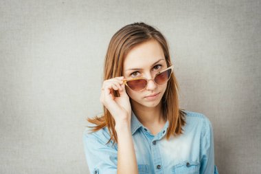 Güzel kız gözlükleri düzeltiyor.