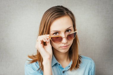 Güzel kız gözlükleri düzeltiyor.