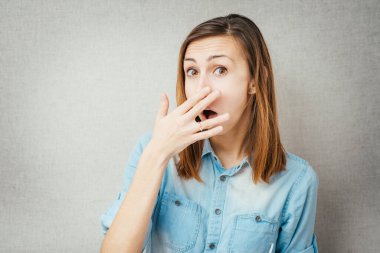 Alyanslı komik kız.