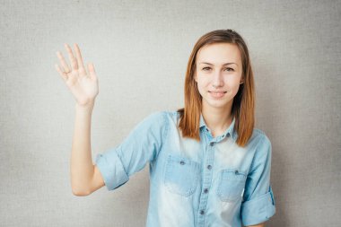 Fotoğraf stüdyosunun arka planında selam veren kız.