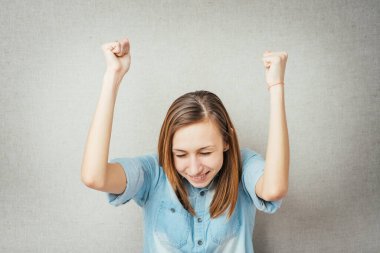 Kadın fotoğraf stüdyosunda şerefe diyor.