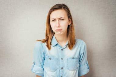 Fotoğraf stüdyosu geçmişinden rahatsız olan neşeli kız.