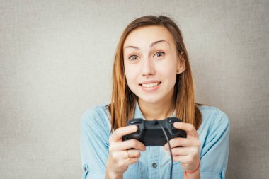 Genç ve mutlu kadınlar joystickle oyun oynuyorlar.