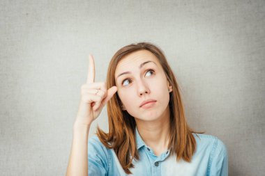 Kız işaret parmağını kaldırır