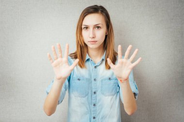 Kız el kaldırmıyor.