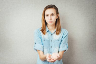 Kız elinde görünmez bir şey tutuyor.