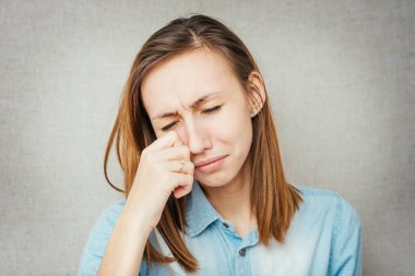 Kızım, üzgün ve ağlıyor.