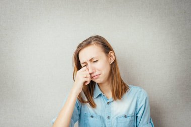 Kızım, üzgün ve ağlıyor.