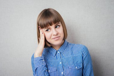 Kadın düşünüyor. Gri arkaplanda izole