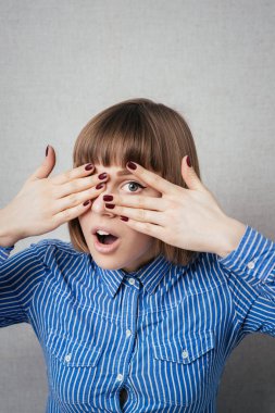 # Genç kız gözlerini kapatıyor #