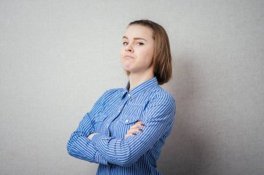 Kadın fotoğraf stüdyosunda poz veriyor.