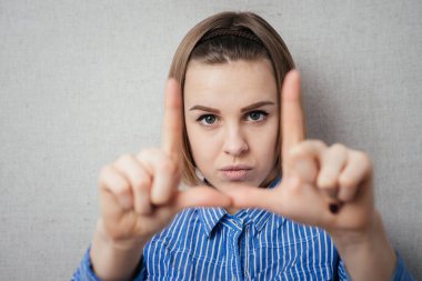 Kız bir çerçeve gösterir