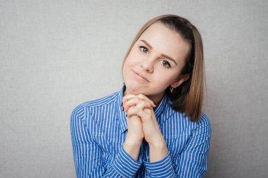 Fotoğraf stüdyosunda duyguları olan bir kız.