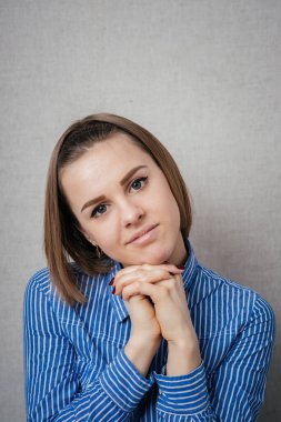 Fotoğraf stüdyosunda duyguları olan bir kız.