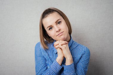 Fotoğraf stüdyosunda duyguları olan bir kız.