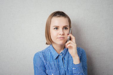 Cep telefonuyla konuşan bir kız.