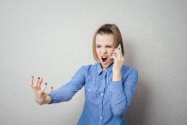 Cep telefonunda çığlık atan bir kız.