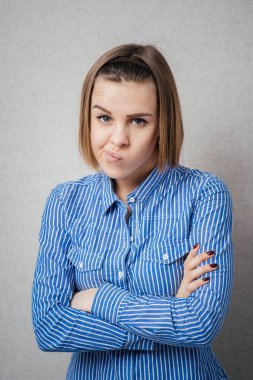 Kız ellerini sıktı ve sinirlendi.