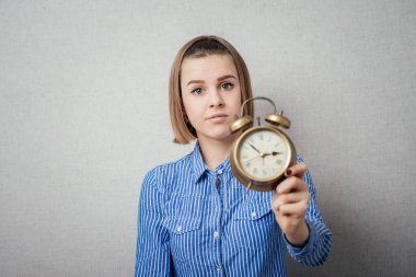 Çalar saati tutan kız